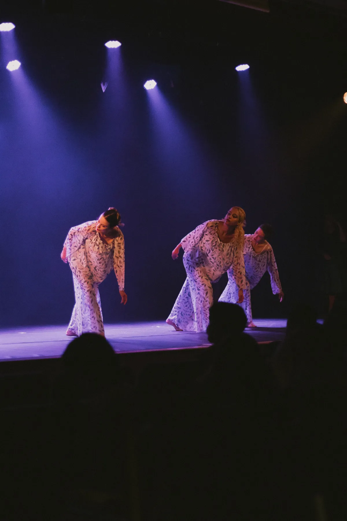 Apresentação de dança moderna e contemporânea na Escola Leve Dança